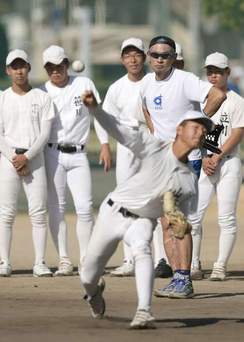 大冠高の生徒らを指導するイチロー氏（代表撮影）