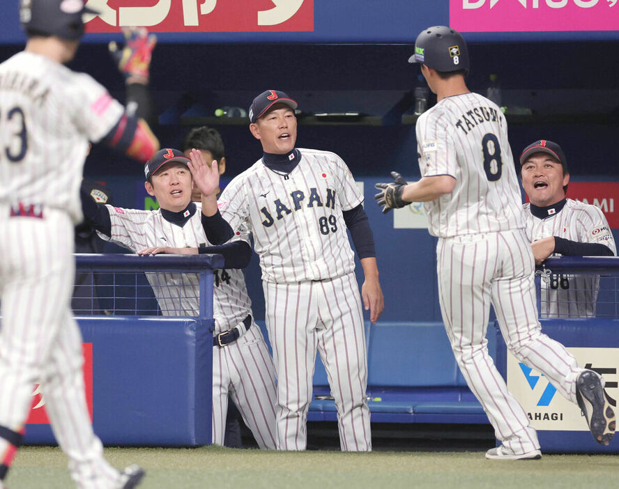 ８回２死一、三塁、森下翔太の追加点となる左２点適時二塁打で生還した一塁走者の辰己涼介（右）を迎える井端弘和監督（中央）ら（カメラ・渡辺　了文）