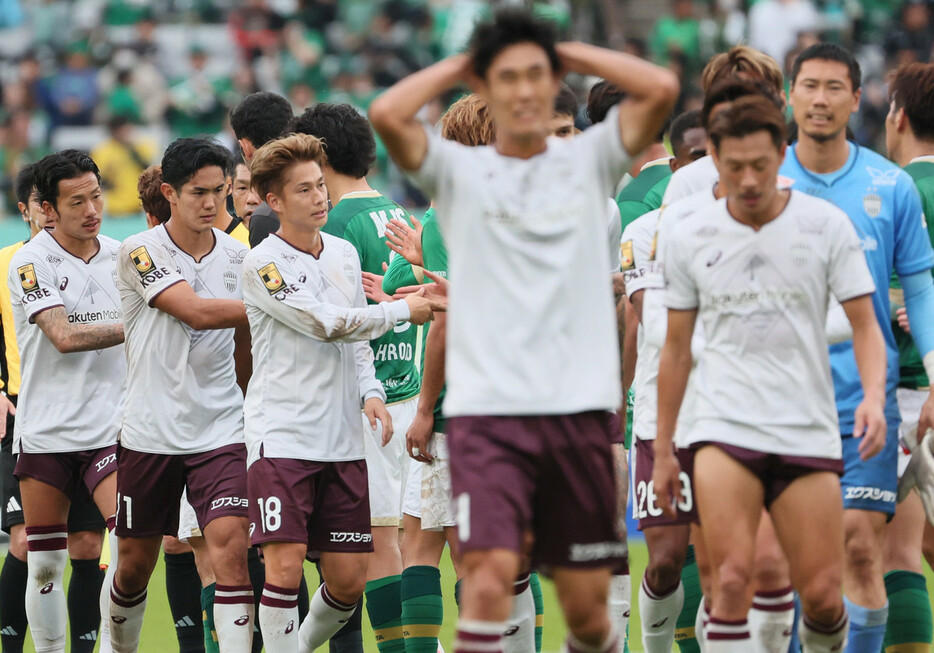 東京Ｖと引き分け、悔しそうな表情を見せる武藤（左から２人目）ら神戸イレブン＝１０日、味スタ