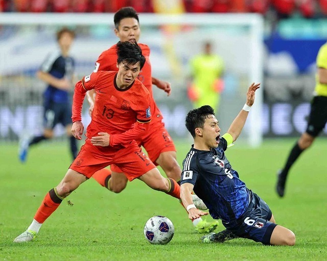 中国のタフなプレーにも屈せず、日本は力強く戦った。写真：梅月智史（サッカーダイジェスト写真部／現地特派）