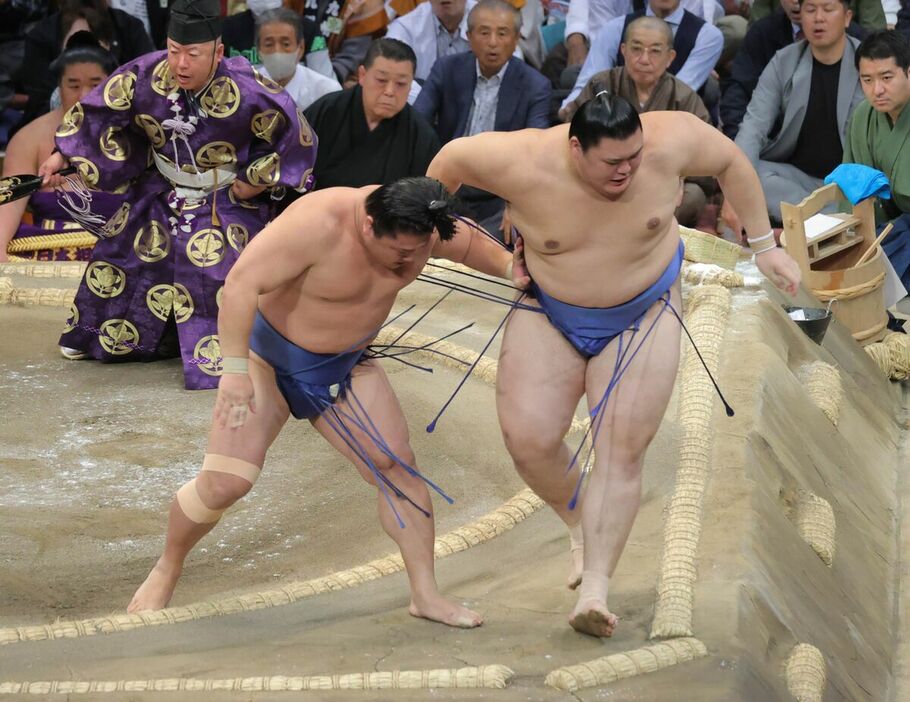 若隆景（左）が押し出しで大の里を破る（カメラ・池内　雅彦）