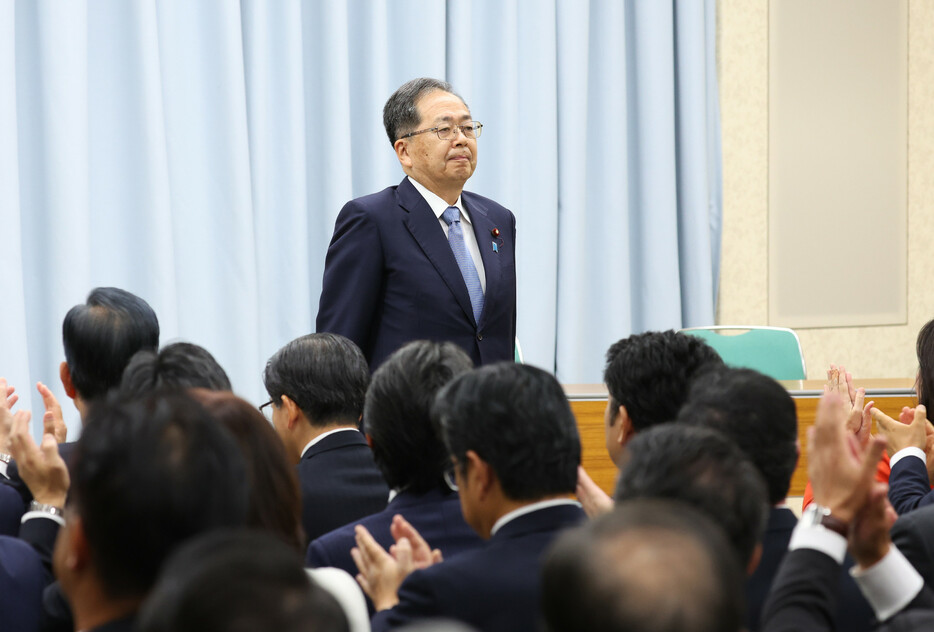 公明党大会で新代表に選出された斉藤鉄夫氏（奥）＝９日午後、東京都新宿区