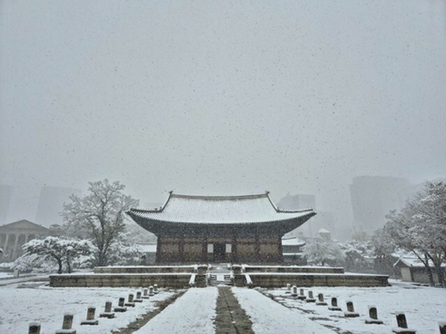 雪が降り積もった徳寿宮＝27日、ソウル（聯合ニュース）