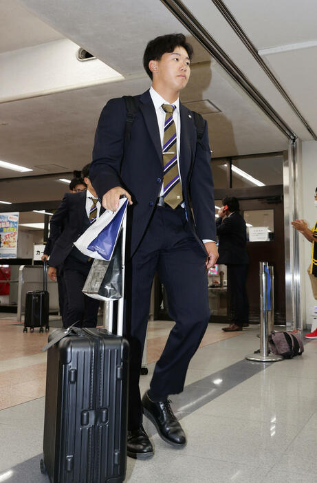 高知龍馬空港に到着した阪神門別（撮影・前田充）