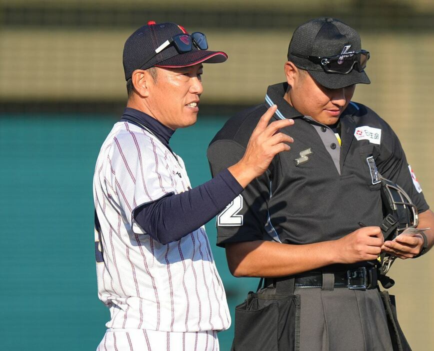 選手交代を告げる井端弘和監督＝清武総合運動公園（撮影・松永渉平)