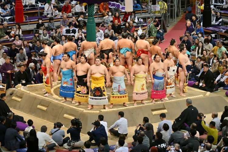 連日大盛況の九州場所。土俵周りで花を添える観客にも注目が（写真・JMPA）