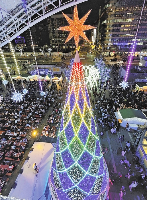 色鮮やかなクリスマスツリーなどのイルミネーションが彩るJR博多駅前広場（福岡市博多区で）＝中司雅信撮影