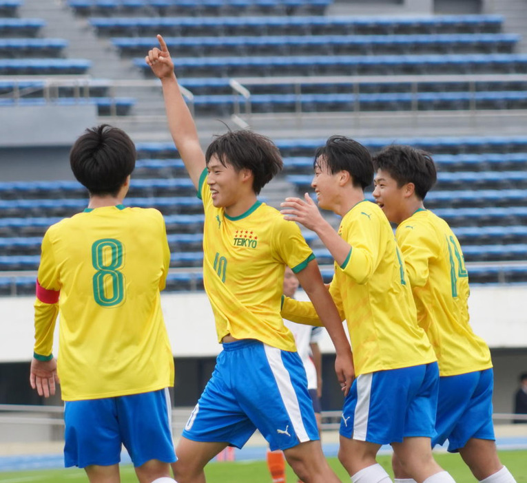 国学院久我山戦で得点を決めて喜ぶ帝京の森田晃（左から2人目）（撮影・佐藤成）