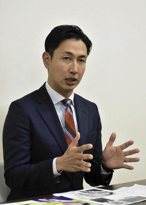 砥部町長選に向け、正式に出馬表明した古谷崇洋氏＝25日午後、松山市内