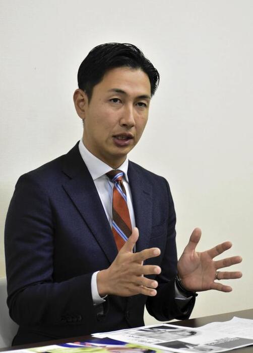 砥部町長選への出馬を正式表明した古谷崇洋氏＝25日午後、松山市内