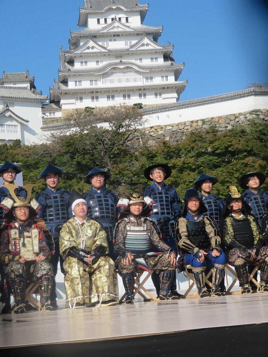 姫路城での人間将棋に出演後、駒役の中学生と写真撮影する菅井竜也八段（前列左から2人目）