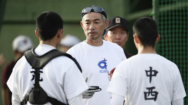 岐阜高で指導し選手の質問に答えるイチローさん(写真：時事)