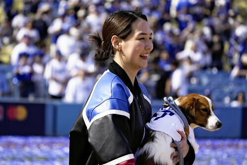 大谷の妻の真美子さんと愛犬の「デコピン」（１日）＝ＡＰ