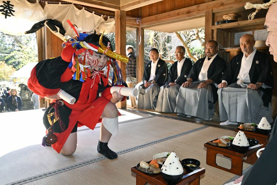 頂戴人を責め立てる強力役の竹沢さん（左）＝25日午前10時50分、日光市七里