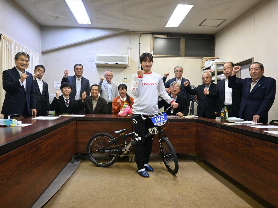 BMXレーシング澤田茉奈選手（中央）の後援会を立ち上げた本庄市旭地区の自治会長ら