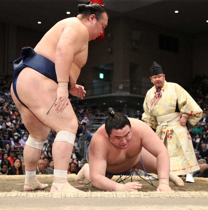 ＜大相撲九州場所9日目＞阿武剋（右）をはたき込みで破る宝富士（撮影・岡田　丈靖）