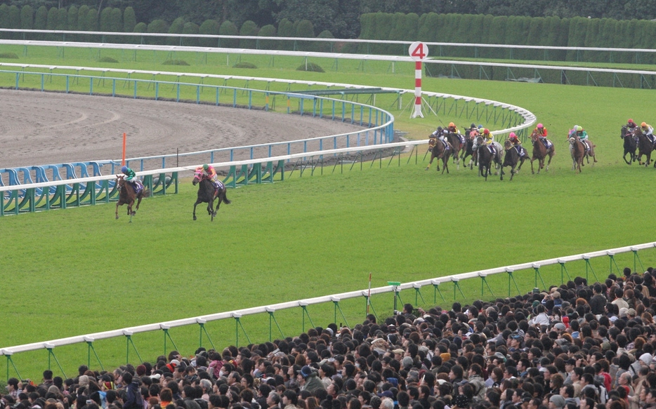 09年のエリザベス女王杯で直線半ばに向いても後続に大きな差を付け逃げる優勝したクィーンスプマンテ（左端）