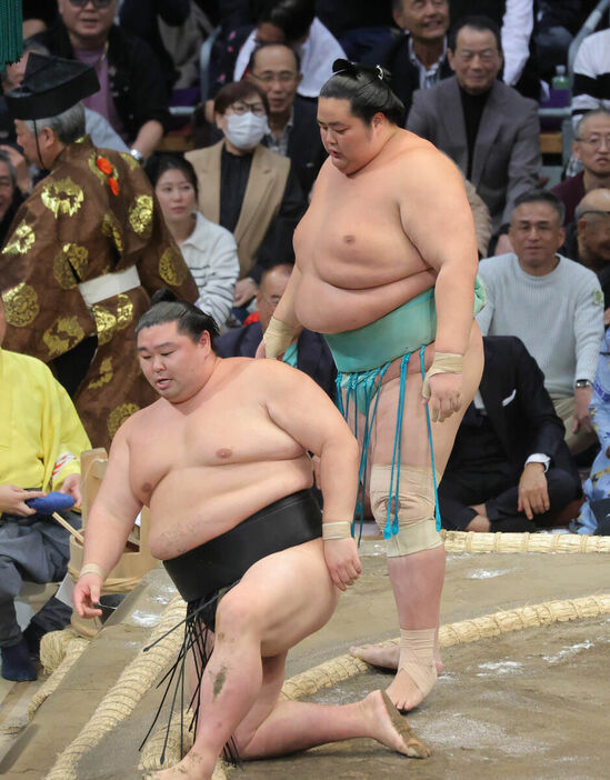 琴桜（右）は突き落としで正代を下した（カメラ・池内　雅彦）