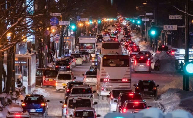 雪道は思いがかない渋滞に巻き込まれることも…※画像はイメージです（tkyszk/stock.adobe.com）