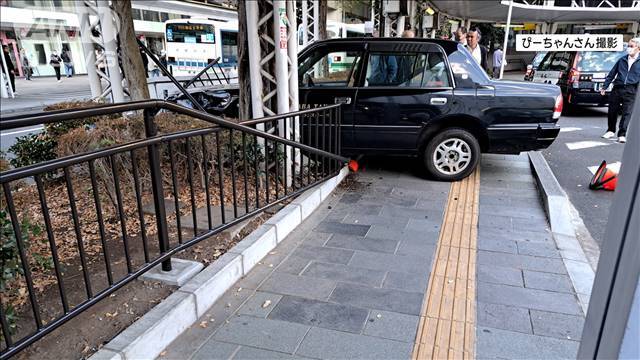 "千葉・JR千葉駅前で朝の通勤時間帯にタクシーが歩道のフェンスに突っ込む　けが人なし"