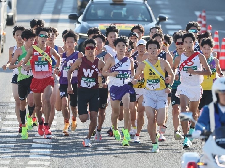 第56回大会の1区、集団でレースを進める各チームの選手たち（撮影・西岡臣）