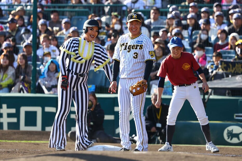 「相席食堂オールスターズ」との対戦を楽しんだ阪神・大山悠輔(中)