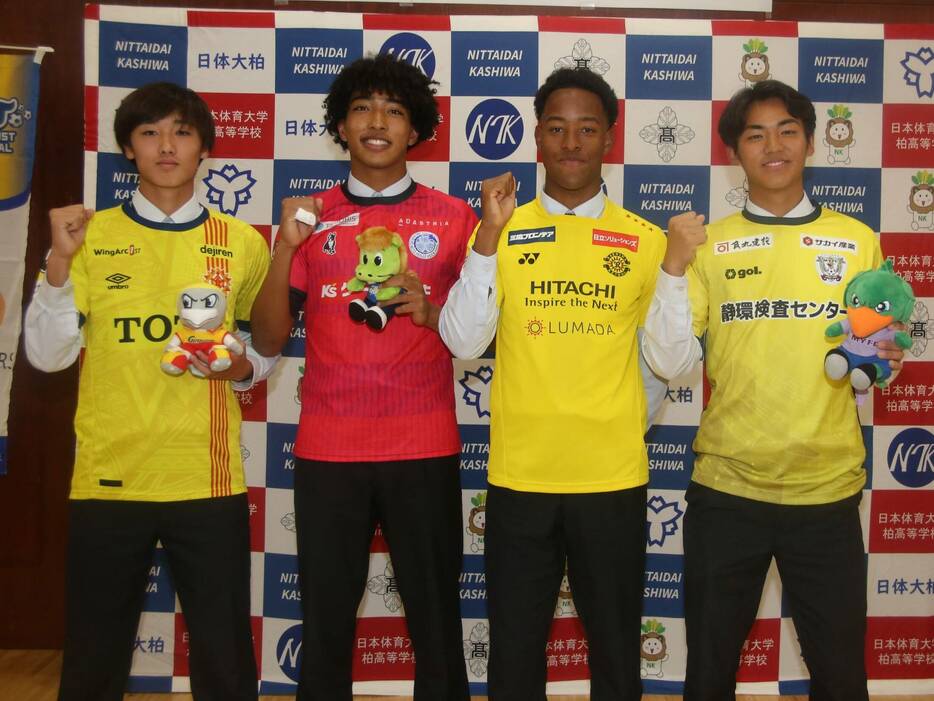 左からギラヴァンツ北九州内定の柏U-18FW吉原楓人、水戸ホーリーホック内定の日体大柏GK早川ウワブライト、柏レイソル昇格の柏U-18FWワッド・モハメッド・サディキ、藤枝MYFC内定の柏U-18GK栗栖汰志(Taro YOSHIDA)