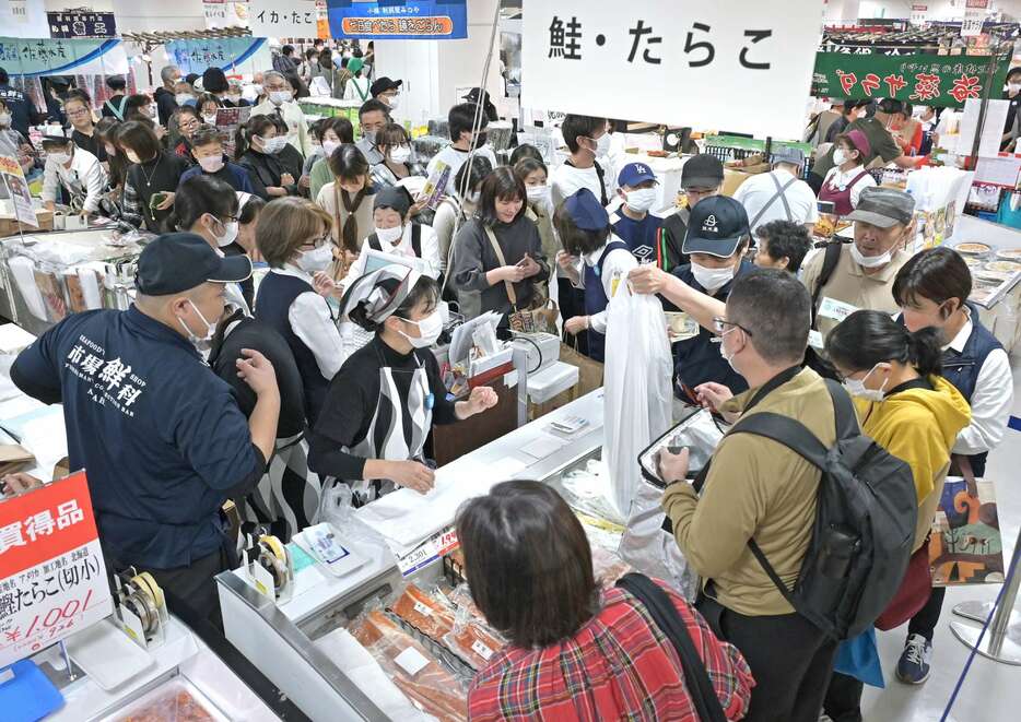 人気商品売り場を取り囲むように並ぶ買い物客＝６日午前１０時８分、鹿児島市の山形屋