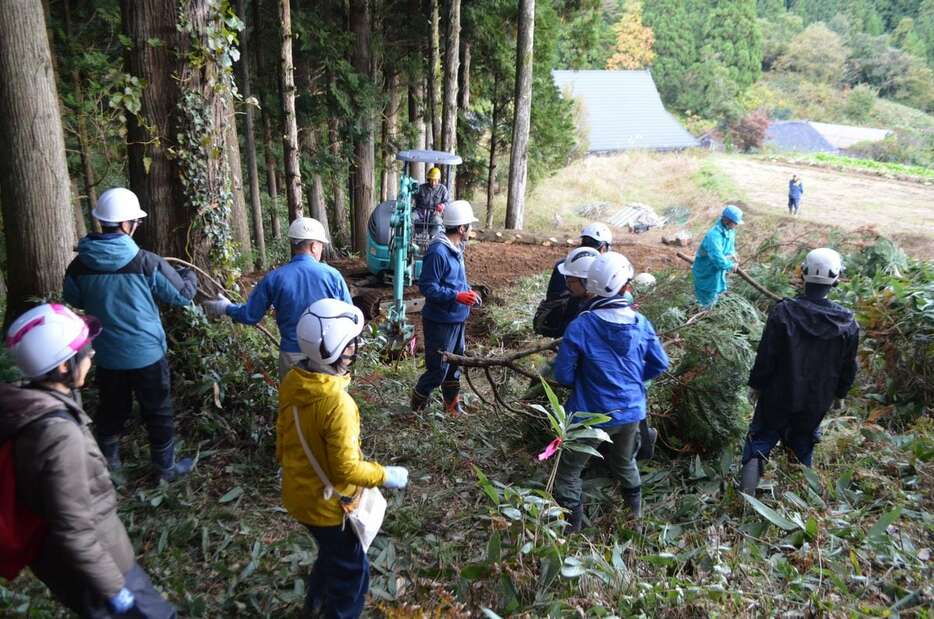 「のと復耕ラボ」が開いた勉強会で、自伐型林業の作業道づくりを学ぶ参加者＝11月6日、石川県輪島市