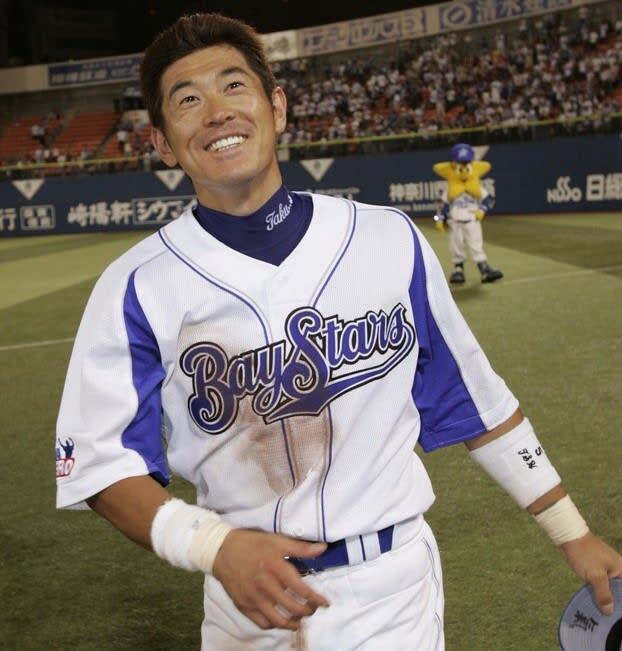 ２００４年７月の阪神戦で、試合後にファンの声援を受け、笑顔を見せる石井琢朗さん＝横浜