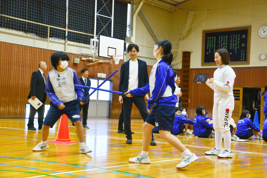 フェンシングを体験する生徒たち＝館山