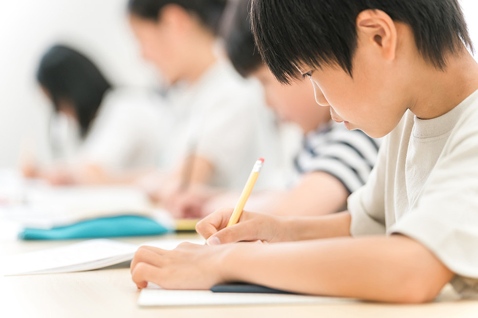 1年生から6～7時限授業の小学校が人気。しかし、「ガリ勉」させたいわけではない？（画像／buritora/stock.adobe.com）