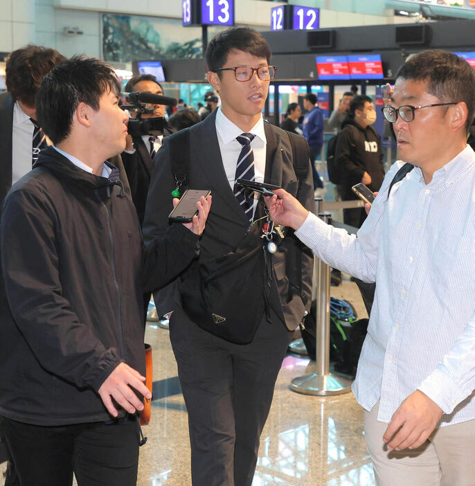 帰国のため桃園空港に到着した辰己涼介（カメラ・上村　尚平）