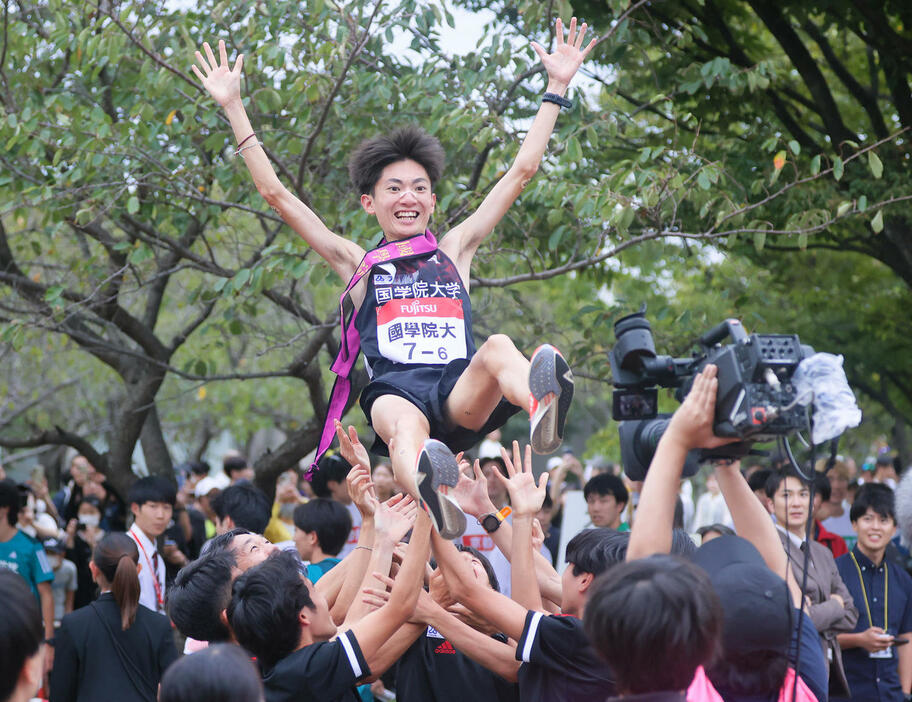 出雲駅伝を優勝し、仲間に胴上げされる国学院大・平林（2024年10月14日撮影）