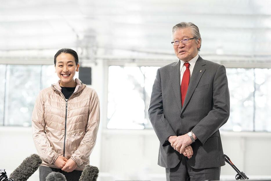 浅田真央さんと立飛ホールディングスの村山正道社長　桜の木が覗くサブリンクで