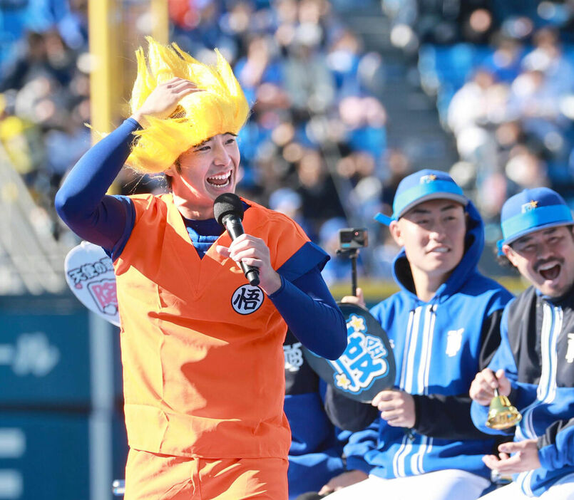 孫悟空のコスプレで熱唱する度会（カメラ・堺　恒志）