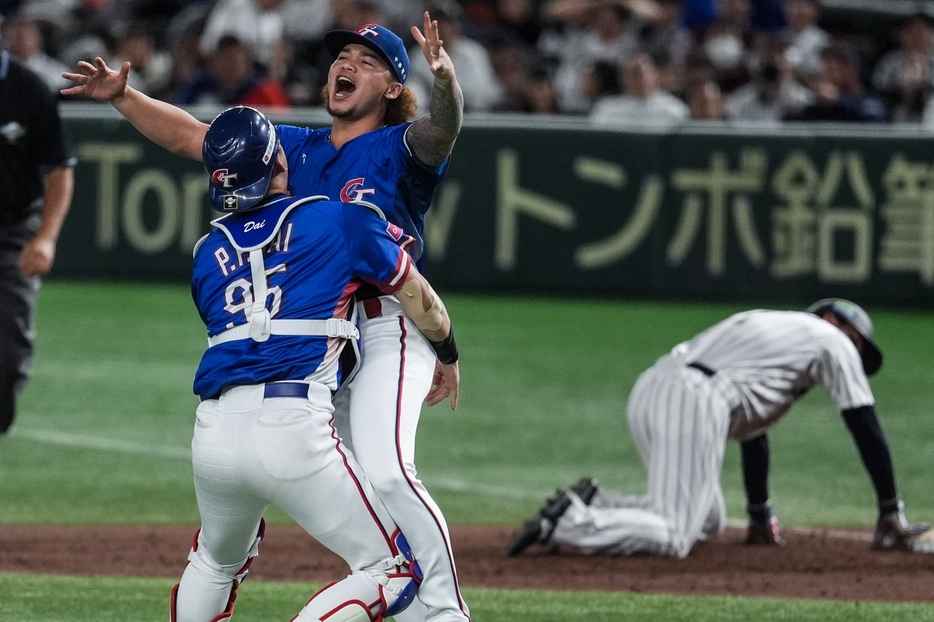 日本を破り、マウンドで喜びをかみしめる台湾の選手たち。(C)Getty Images