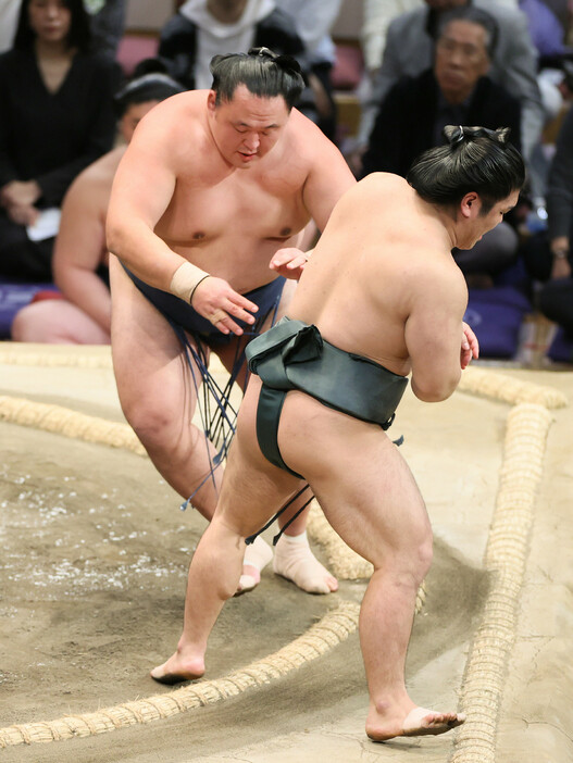 大相撲九州場所１３日目。玉鷲（奥）は朝紅龍を押し出しで下し、勝ち越しを決める＝２２日、福岡国際センター