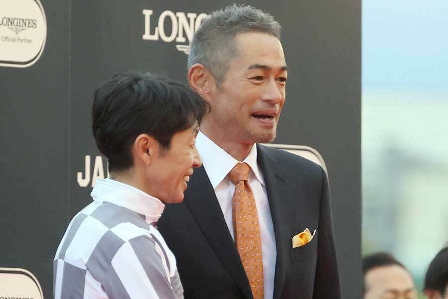 ジャパンカップに登場したイチロー氏（右）と武豊【写真：産経新聞社】