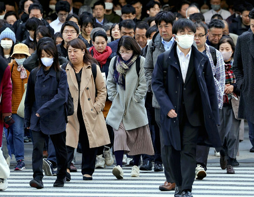 寒い中、コートなどで防寒対策をして歩く人たち（１９日午前８時２３分、東京都千代田区で）＝大金史典撮影