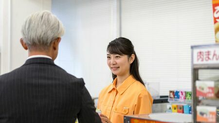 かつては20代以下の若年層を主な顧客としていたコンビニエンスストアのメインターゲットは、50代以上にシフトしました（写真：syogo／PIXTA）