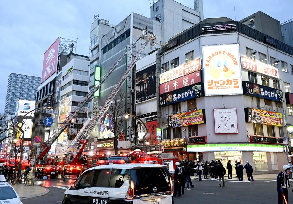 火災があったビル周辺に集まる消防車＝26日午後4時2分、札幌市中央区