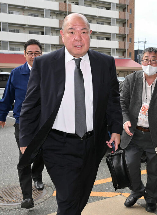 場所入りする八角理事長（代表撮影）