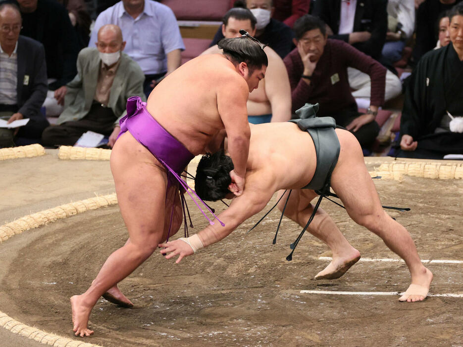 大相撲九州場所　初日　尊富士ははたき込みで朝紅龍を破る（撮影・加藤孝規）