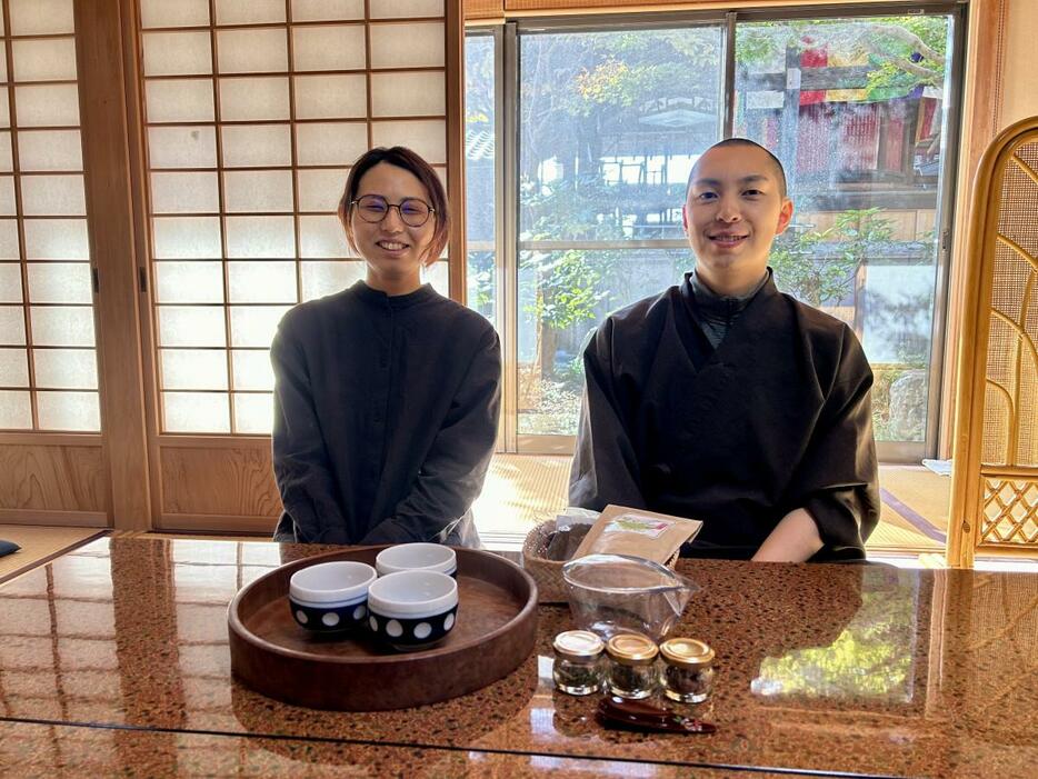 横瀬町地域おこし協力隊の福田さんと四萬部寺副住職の丹羽さん