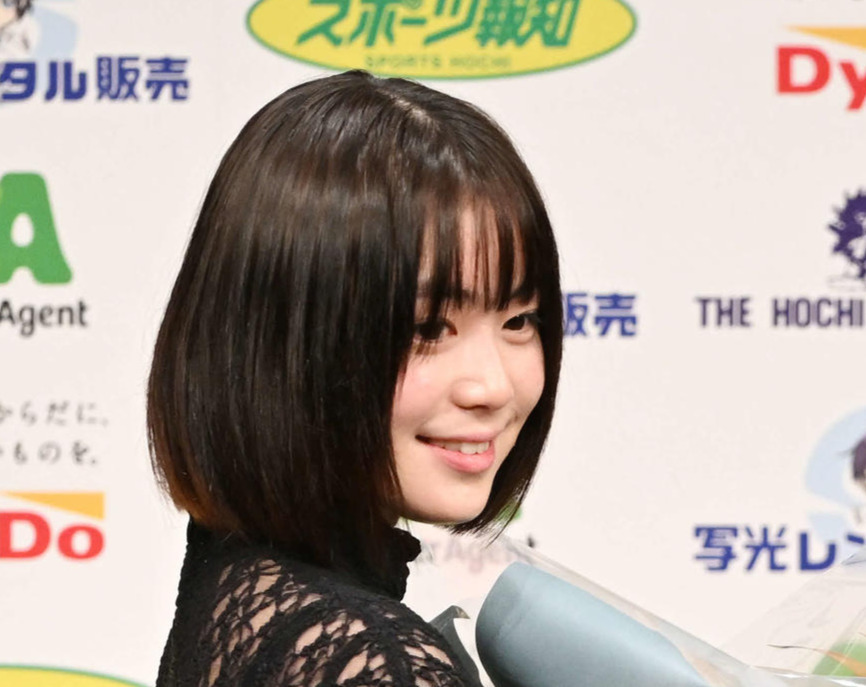 主演女優賞を受賞した有村架純（右）は田畑志真から花束を受け取る（撮影・滝沢徹郎）