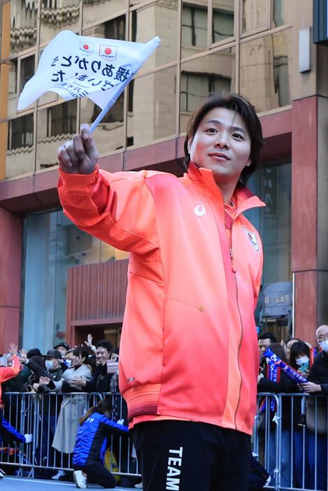 パリ五輪・パラリンピックの応援感謝イベントで声援に応える柔道の阿部一二三＝３０日、東京都中央区