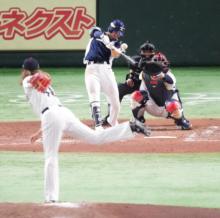 23年11月19日アジアプロ野球チャンピオンシップ（CS）決勝　日本対韓国　4回表韓国2死一塁、右前打を放つ金慧成。投手今井（撮影・菅敏）