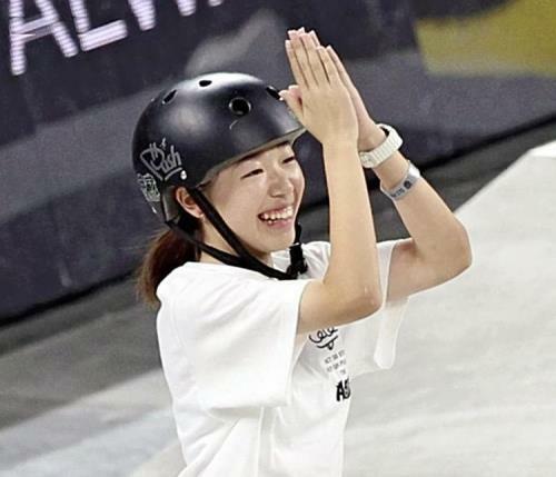 ストリートリーグ女子決勝で高得点をだし、喜ぶ３位の吉沢恋（２３日、有明アリーナで）＝須藤菜々子撮影