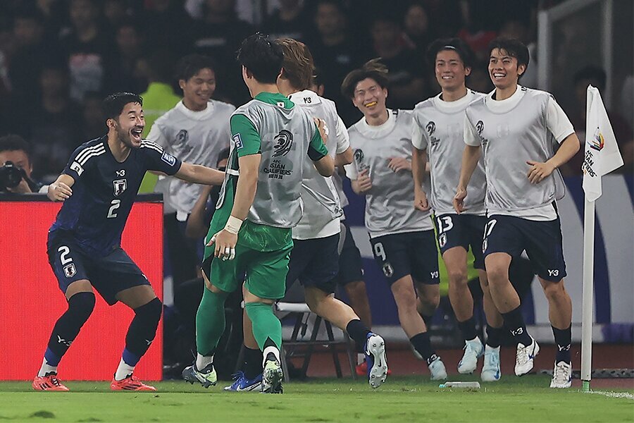 菅原由勢のゴールを選手たちが総出で祝福した【写真：Getty Images】